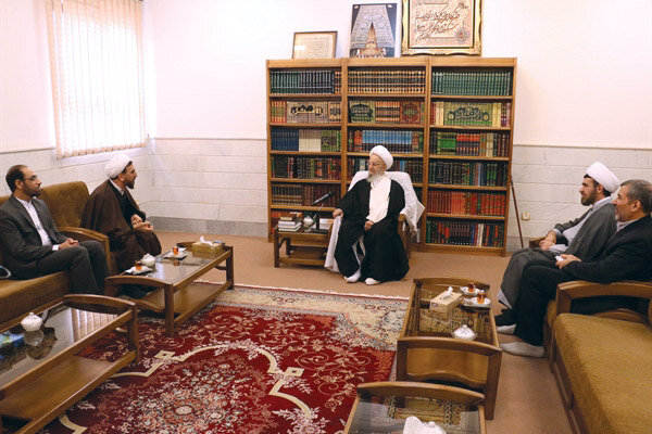 آیت الله مکارم شیرازی: مقابل هنجارشکنان باید با قاطعیت ایستاد