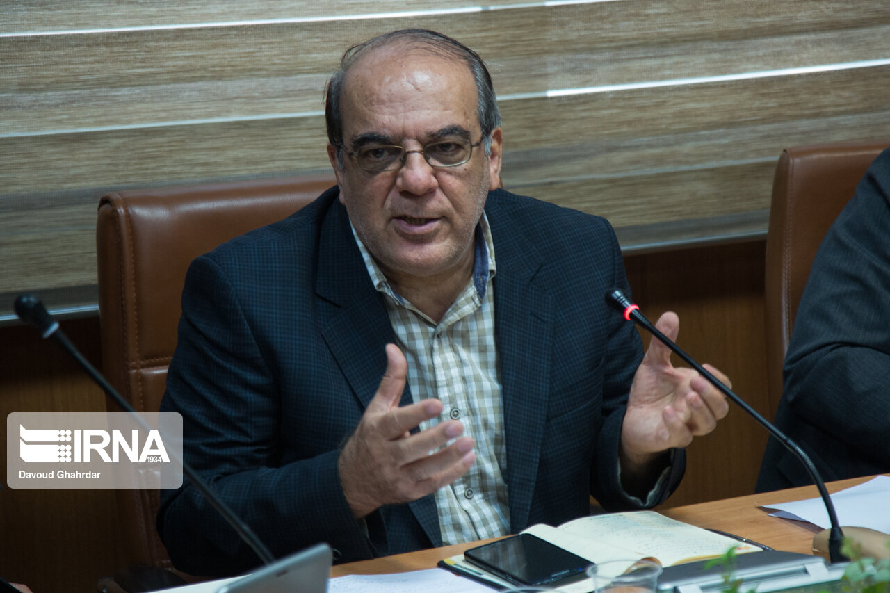 عباس عبدی: اعتبار دادگاه بدون استقلال وکیل بی‌معناست
