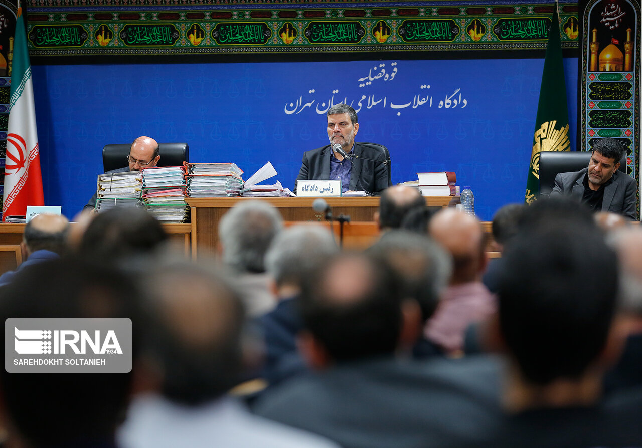 وکیل دادگستری به عنوان متهم در دادگاه خوشه طلایی دفاع کرد